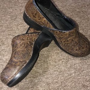 Dansko Woman’s Clogs Brownish size 42